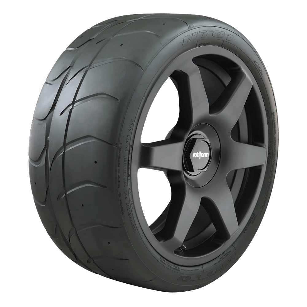 285/35ZR20 Nitto NT01 Tire