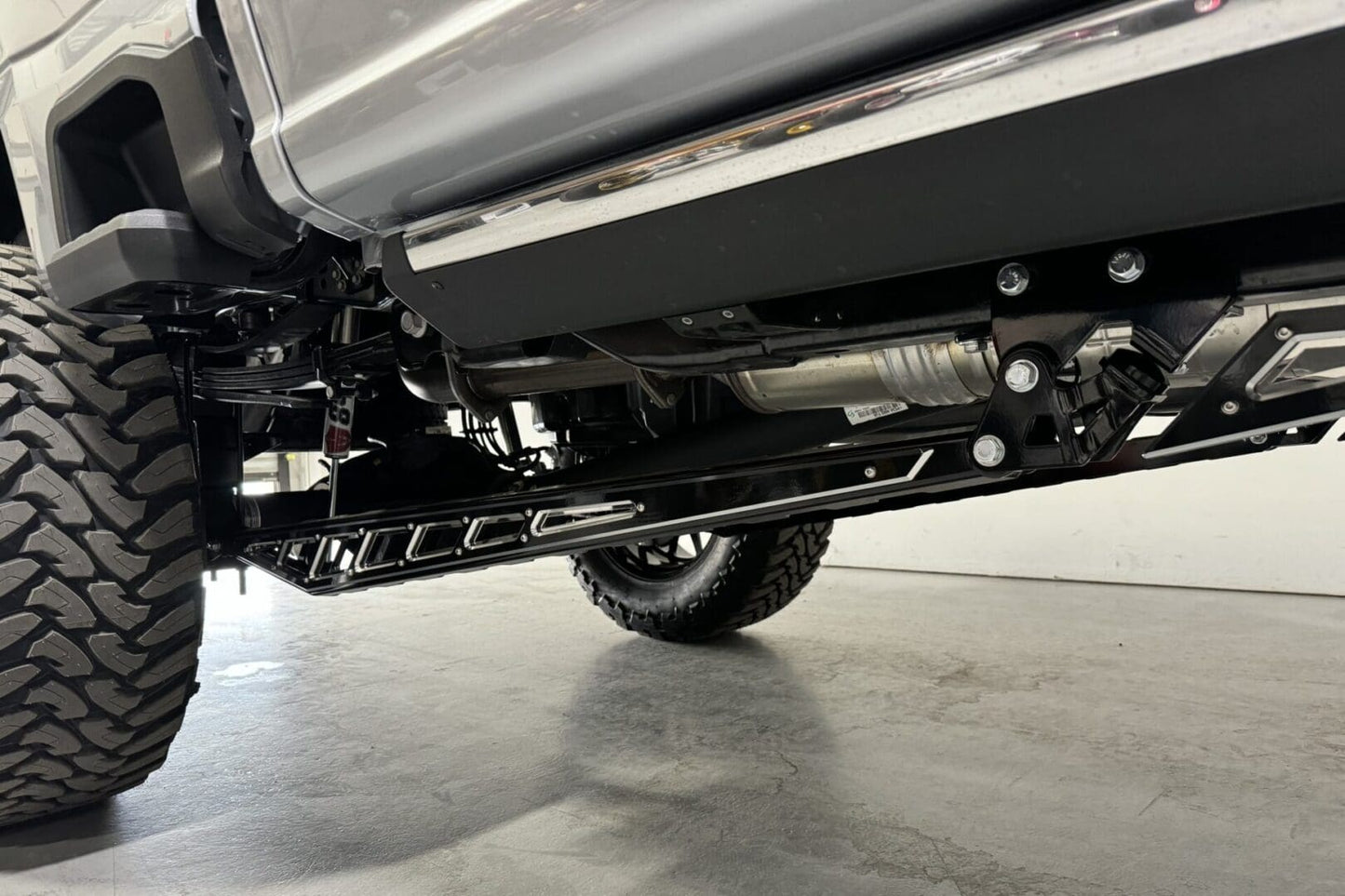 McGaughys Premium S/S Traction Bar Kit 2023-2024 Ford F250 Short Bed
